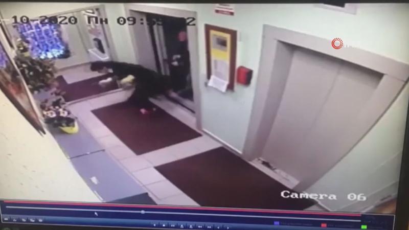 Otel müşterisi, temizlikçi kadını asansörden dışarı fırlattı