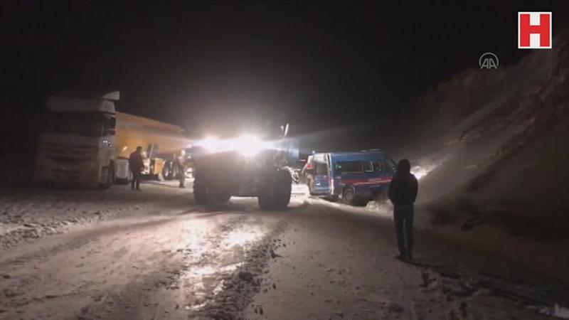 Malatya-Adıyaman kara yolu yoğun kar nedeniyle ulaşıma kapandı