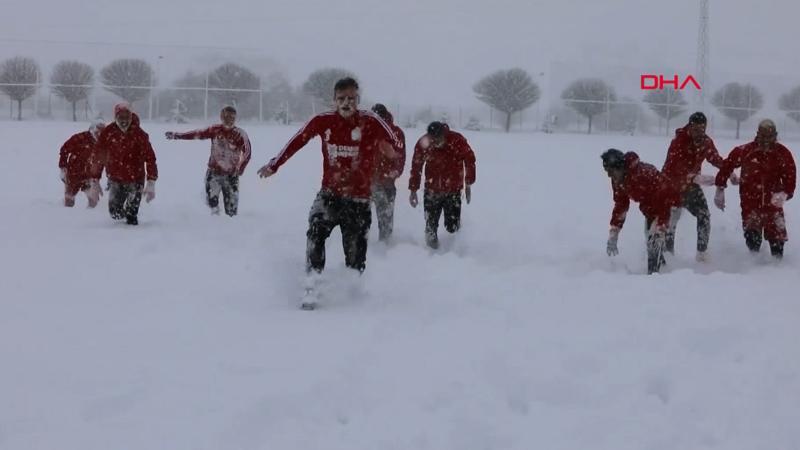 Demir Grup Sivassporlu futbolcuların kar neşesi