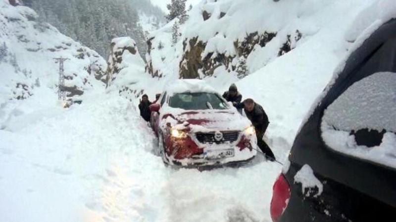 Artvin'de cenaze dönüşü 20 araçlık konvoy yolda kaldı