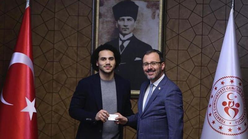 Bakan Kasapoğlu, Shane Larkin'e Türkiye Cumhuriyeti kimliği verdi