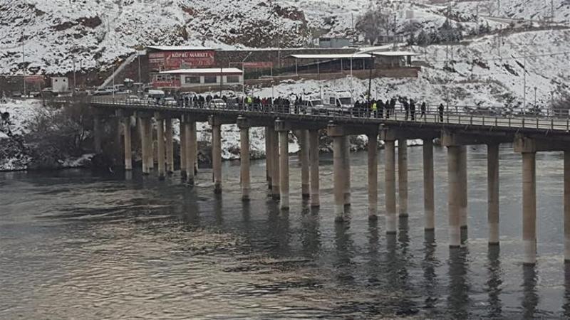 Köprü ayağına çarpan tekne battı