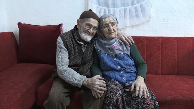 Kendisini hatırlamasa da 70 yıllık eşine ilk günkü kadar aşık
