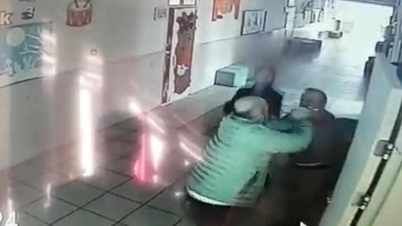 Çocuğuna tokat attığı iddiasıyla öğretmeni böyle dövdü