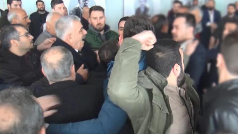 Çevik kuvvet salona girdi... CHP kongresinde arbede