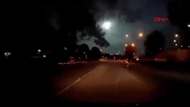 Malezya'da büyük bir meteorun düşme anı böyle görüntülendi