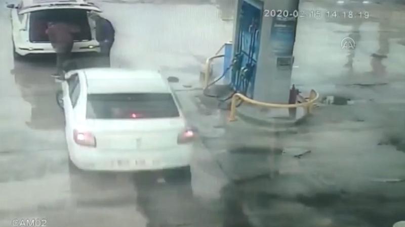 Benzin istasyonunda dehşeti yaşadılar