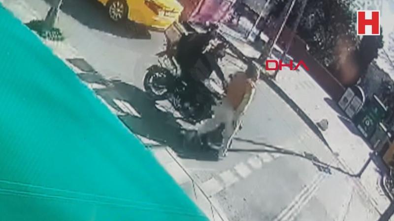 Ters yönden gelen motosikletlinin kadına çarpması kamerada