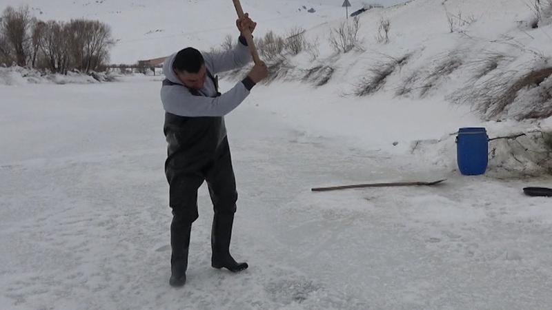 Yüksekova'da buz tutan derede Eskimo usulu balık avlıyorlar