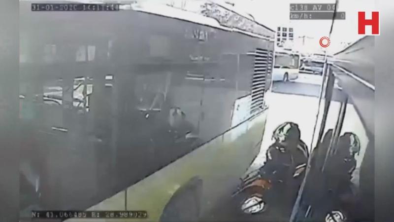 Motosikletli, iki otobüsün arasında sıkıştı