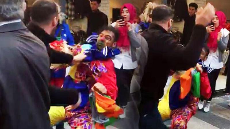 Tipini beğenmediği palyaçoya saldırdı