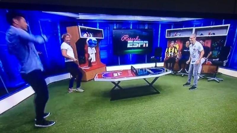 Eski Fenerbahçeli futbolcular programda ayak tenisi oynadı