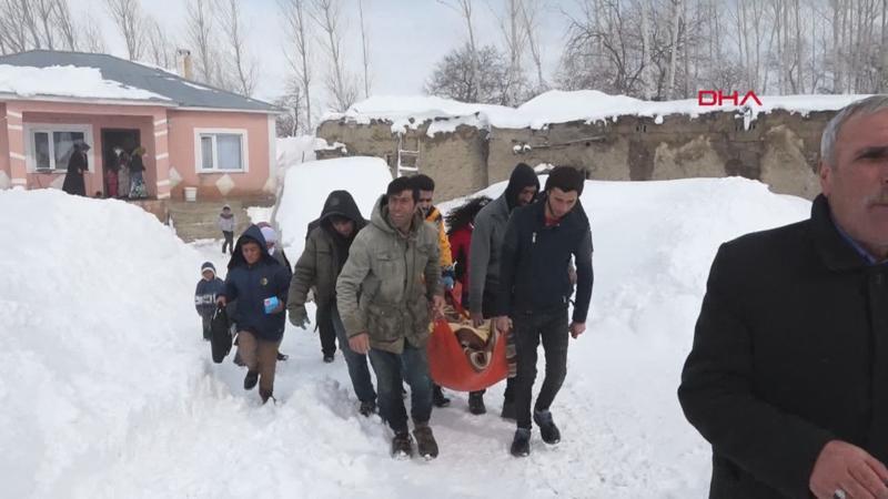 Doğum sancıları tutan kadın, 5 saatlik karla mücadele sonunda hastaneye ulaştırıldı