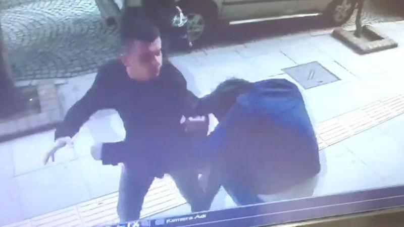 Tokalaştığı arkadaşına yumrukla saldırı kamerada