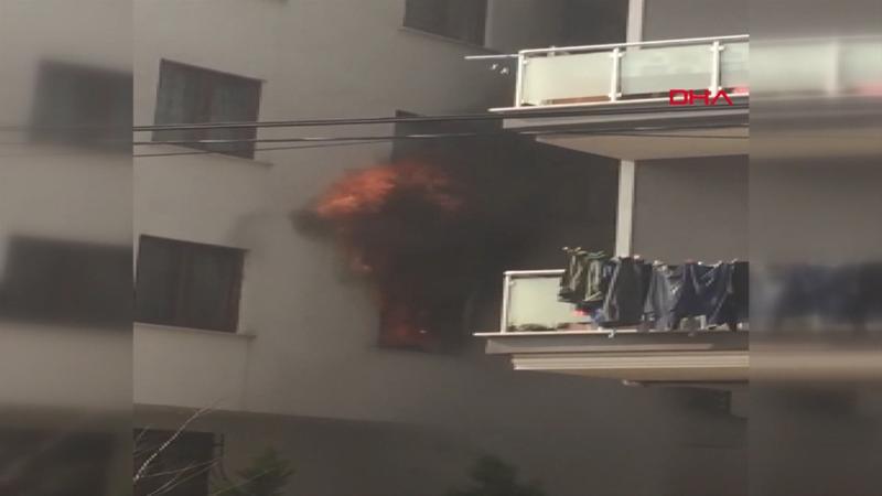 Son dakika! Sancaktepe'de yangın: 2 kişi mahsur kaldı