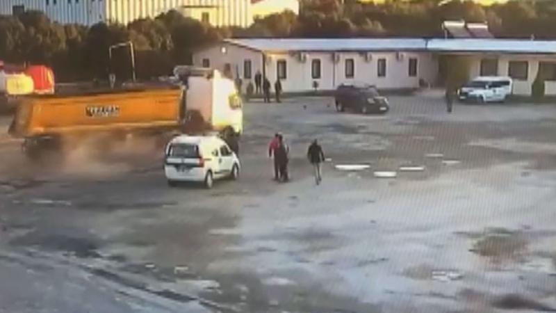 Tartıştığı mesai arkadaşlarını TIR'la kovaladı