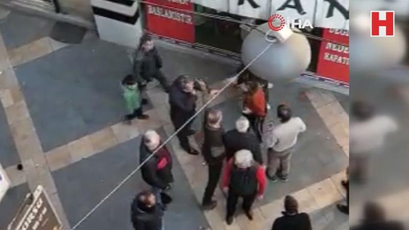 Kavga eden kızları tokatlayarak ayırdı