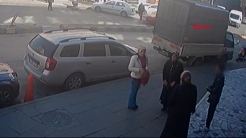 Kadınların çantasını çocuğu vatandaşlar yakaladı