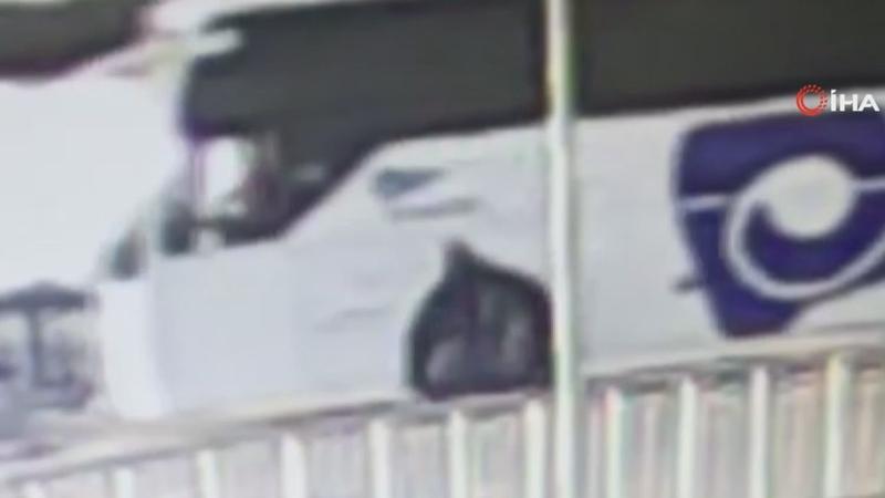 Yol verme kavgasında otobüsün altında kaldı