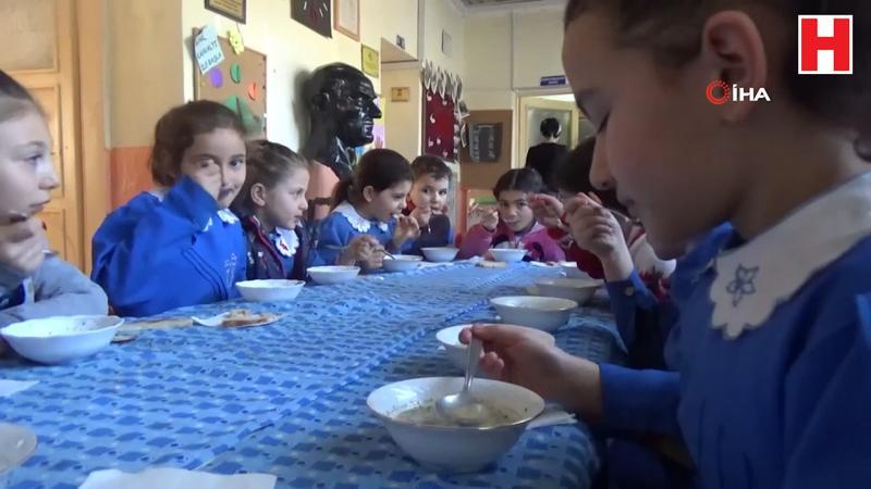 18 yıllık öğretmen, öğrencilerine her sabah çorba pişiriyor
