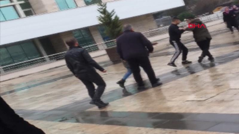 Adliye çıkışı bıçaklı kavga anları
