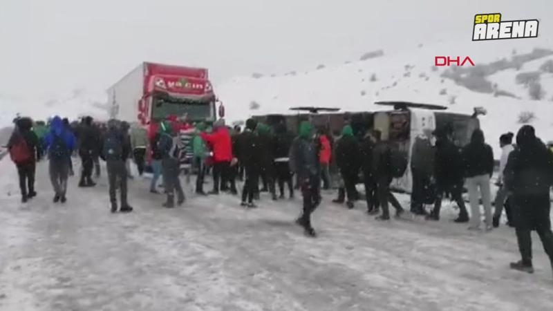 Erzurum'a giden Bursaspor taraftar otobüsü Aşkale'de kaza yaptı