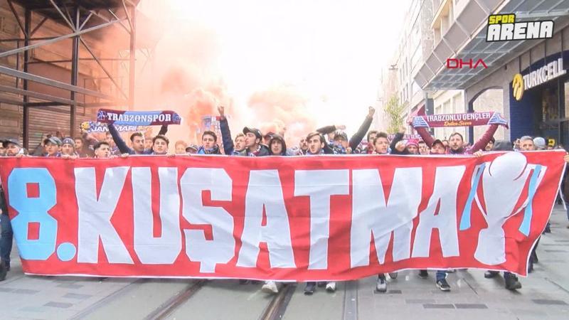 Trabzonsporlu taraftarlar İstiklal'de