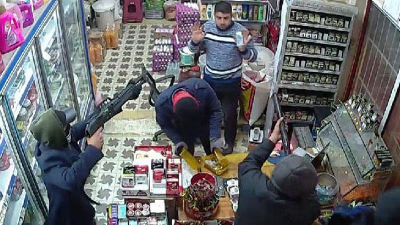 Adana'da bir market 5 kişi tarafından böyle gasp edildi