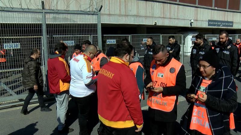 Galatasaraylı taraftarlar derbiyi bekliyor