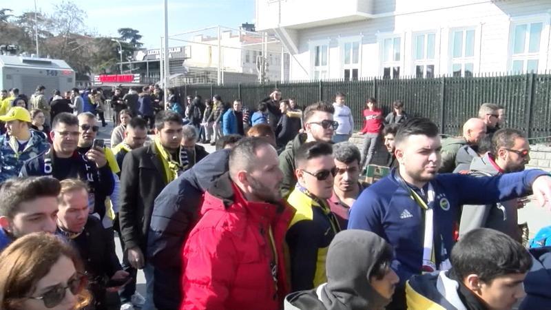 Fenerbahçe taraftarı, Galatasaray derbisi için stada giriş yaptı!