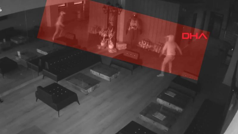 Aynada kendisinden korkan hırsız, panikle kaçtı