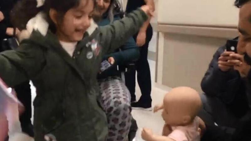 Oyuncak bebeğine kavuşan Lana, sevinçten havalara uçtu