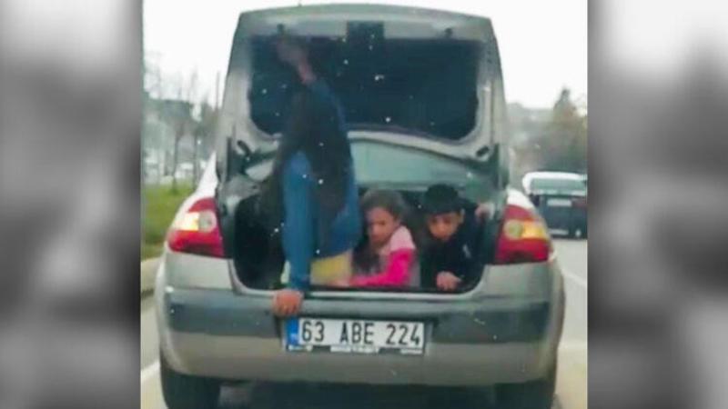 Çocukların otomobil bagajında tehlikeli yolculuğu