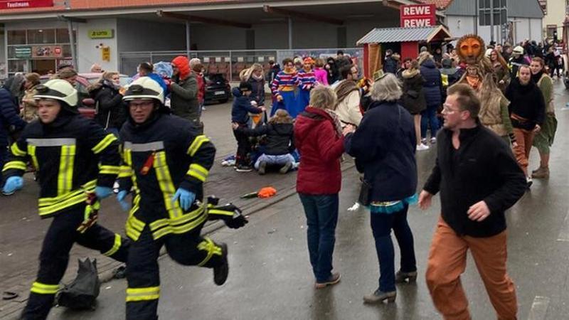 Almanya'da bir araç karnaval konvoyuna daldı