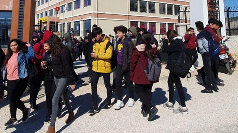 İlaçlanan okulda 17 öğrenci zehirlendi, yangın alarmı çaldı