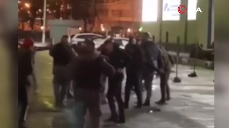 Rus polisler sokak kavgasını ayırmak yerine izledi