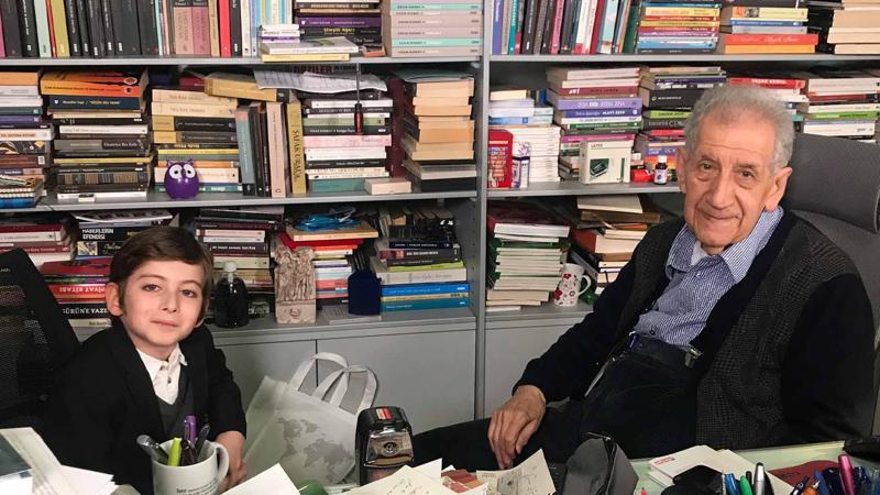 Küçük Filozof Atakan, Doğan Hızlan ile Tanıştı:"Türkiye'de yeterli kitap ve bilgi yok" | Kuşak Farkı