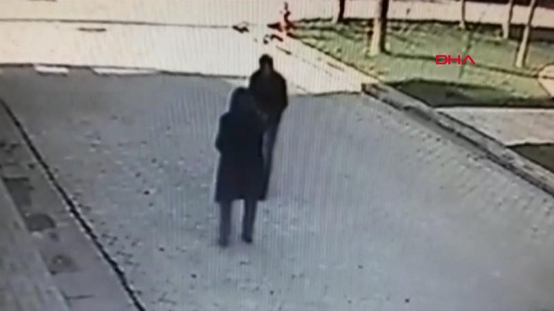 Gündüz vakti sokak ortasında bıçakla gasp kamerada