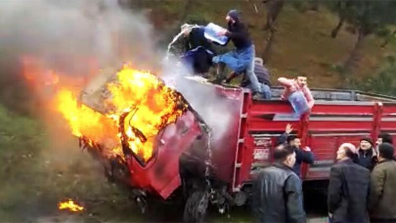 Kamyonetteki yangına damacana ve hortumlu müdahale