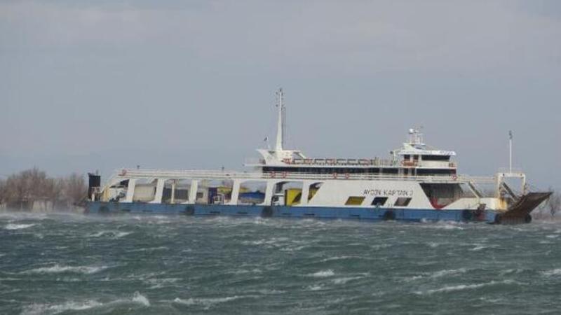Son dakika: Çanakkale'de fırtınanın sürüklediği feribot karaya oturdu
