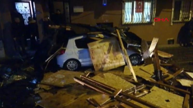 Zeytinburnu'nda binanın çatısı otomobilin üstüne uçtu