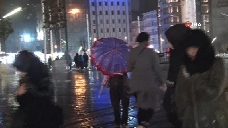 İstanbul’da gök gürültülü sağanak yağmur etkili oluyor
