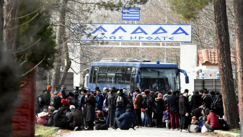 Yunanistan'a geçmek isteyen bir grup göçmen bekleyişlerini sürdürüyor