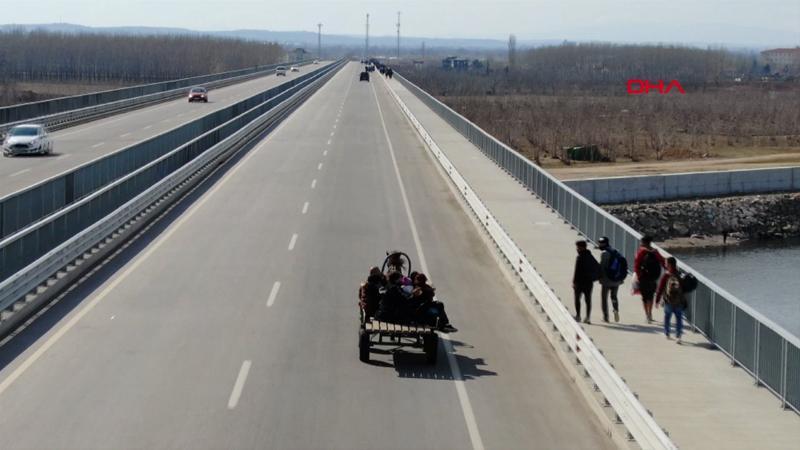 Pazarkule kapısına yürüyen göçmenler havadan görüntülendi