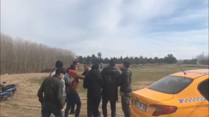 Sınırı geçmek isteyen mülteciler taksicilerle tartıştı