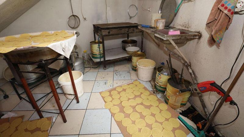 İş yerlerine işlem yapan zabıtayı karşısında gören tatlıcı kaçtı