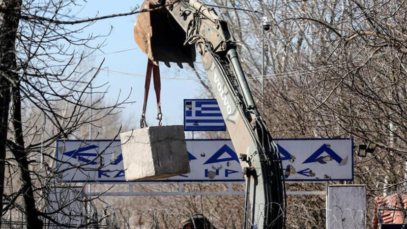 Yunanistan, Kastanies Sınır Kapısı'na beton bloklar yerleştirdi