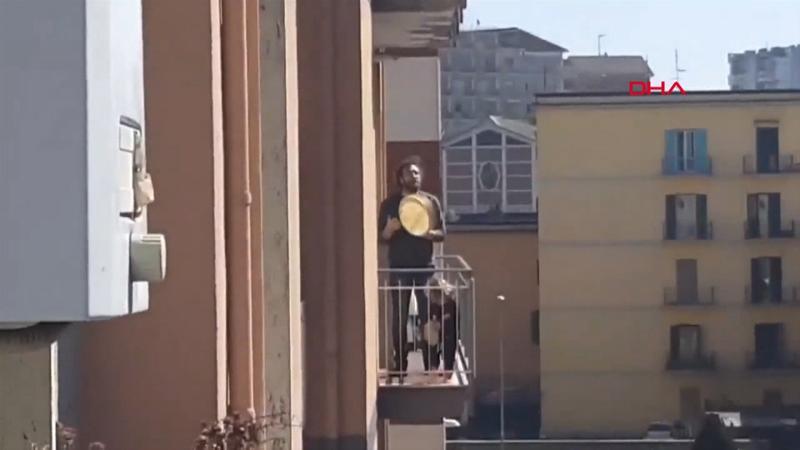 Karantinadaki İtalyanlar balkonlardan şarkı söyledi