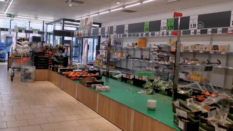 Almanya'da salgın nedeniyle paniğe kapılanlar marketlere akın etti