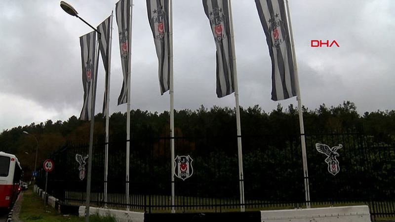 Beşiktaş taraftarı, takımlarını uğurlamak için tesislerde